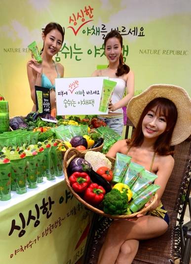 ▲ ⓒ네이처리퍼블릭이 21일 서울 명동월드점에서 10가지 유기농 야채수를 함유한 ‘숨쉬는 야채팩’ 출시를 기념해 ‘떠나요! 피부 바캉스’ 이벤트를 진행했다.(사진=네이처리퍼블릭 제공)