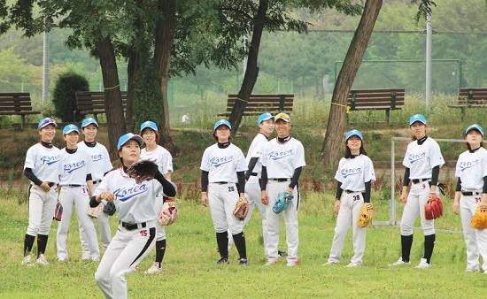 ▲ LG전자가 내달 22일부터 25일 이천 ‘LG챔피언스 파크’에서 국내최초로 국제여자야구대회를 개최한다. 사진은 지난 7월 19일 인천 부평 야구 연습장에서 ‘한국여자야구대표팀’이 경기를 앞두고 연습을 하는 모습이다.@LG전자