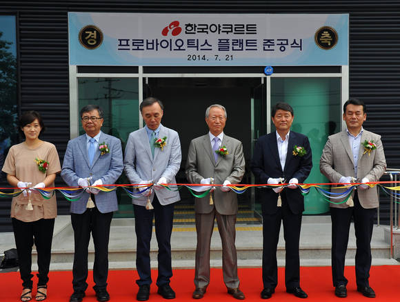 ▲ 한국야쿠르트는 21일 경기도 평택에 국내 최초의 다목적 프로바이오틱스 통합생산 시스템이 구축된 플랜트를 준공하고 기념행사를 개최했다. 한국야쿠르트 김혁수 대표이사와 내빈들이 테이프 커팅에 참여하고 있다. (좌측부터 서울과학기술대학교 김지연 교수, 고려대학교 김세헌 교수, 경희대학교 김동현 교수, 서울대학교 이형주 명예교수, 한국야쿠르트 김혁수 대표이사, 이계태 한국야쿠르트 부사장) ⓒ한국야쿠르트