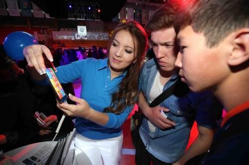 ▲ ⓒ최근 카자흐스탄에서 열린 갤럭시S5 출시행사에 모델이 제품을 소개하고 있다.