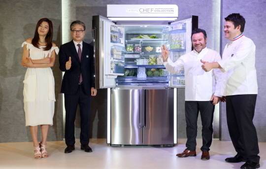 ▲ ⓒ 윤부근 삼성전자 소비자가전(CE) 부문 사장(왼쪽에서 두번째)이 배우 전지현(맨 왼쪽)와 셰프들과 함께 프리미엄 냉장고 '셰프컬렉션'을 소개하고 있다.