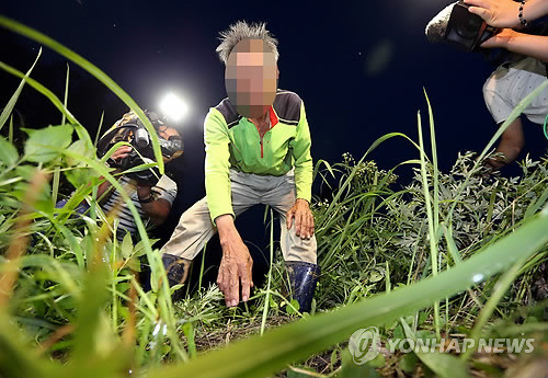 ▲ 22일 오전 경찰의 DNA 감식결과 유병언으로 추정된 변사체가 지난달 12일 발견된 전남 순천시 서면 신촌리의 모 야산 밑 밭에서 변사체를 처음 발견한 마을 주민이 아직 현장에 남아있는 변사체의 머리카락과 뼈조각을 가리키고 있다.  ⓒ 연합뉴스