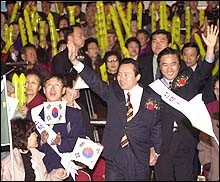 ▲ 2000년 3월, 이인제 새천년민주당 선거대책위원장(당시)이 경기 평택 지구당 개편대회에 참석해 정치 신인 정장선 후보를 뽑아달라고 호소하고 있다. ⓒ조선일보DB