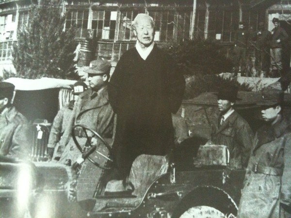 ▲ 6.25전쟁중 전선을 방문하여 장병들을 격려하는 이승만 대통령.