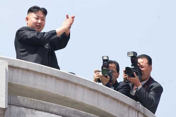 ▲ "공개처형? 우왕 굳~!" 박수치는 김정은의 모습. 김정은이 자신의 권력기반을 다지기 위해 공개처형을 늘리고 있다는 게 국제인권단체의 분석이다. [자료사진]