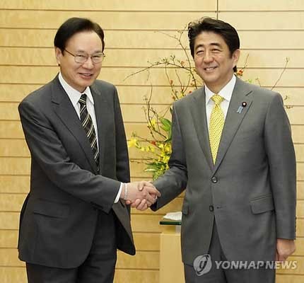 ▲ 아베 쇼타로 日국가안전보장국장과 아베 신조 日총리 ⓒ연합뉴스. 무단전재 및 재배포 금지.