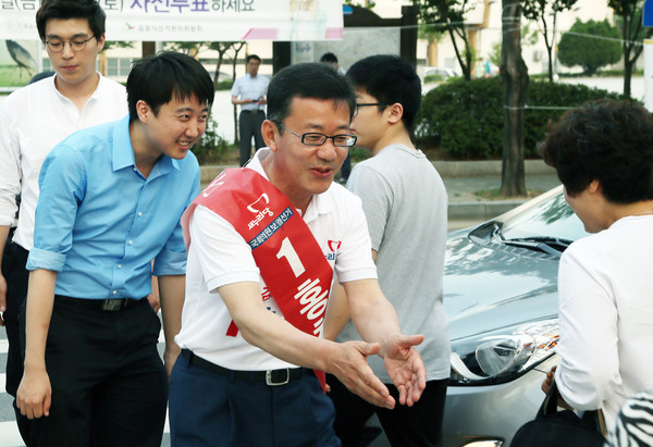 새누리당 홍철호 후보와 이준석 혁신위원장이 21일 김포시 사우동에서 시민들과 악수하고 있다. ⓒ홍철호 후보 선거사무소 제공