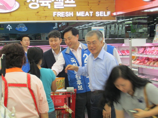 ▲ 경기 김포 보궐선거에 출마한 새정치민주연합 김두관 후보와 문재인 의원이 김포 장기동에서 시민들과 만나고 있다. ⓒ정도원 기자