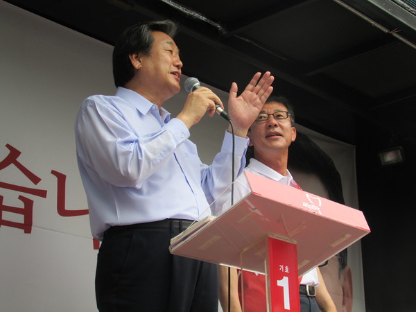 ▲ 경기 김포 보궐선거에 출마한 새누리당 홍철호 후보와 김무성 대표최고위원이 18일 김포 마송시장에서 현장 유세를 하고 있다. ⓒ정도원 기자