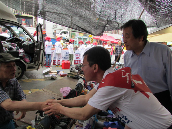 ▲ 경기 김포 보궐선거에 출마한 새누리당 홍철호 후보와 김무성 대표최고위원이 18일 김포 마송시장을 돌며 상인들과 악수를 나누고 있다. ⓒ정도원 기자