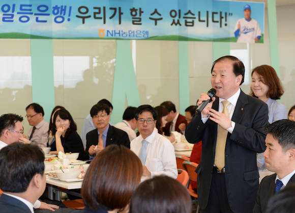 ▲ 지난 4월 김주하 은행장이 구내식당을 찾아가 직원들과 함께 식사를 하면서 직원들의 노고를 격려하고 있다. ⓒ NH농협은행