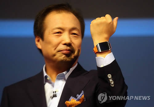 ▲ 디스플레이서치는 전 세계 스마트 워치 출하량이 올해 885만6000대에서 내년에 3257만 대로 늘어난다고 전망했다. 사진은 삼성전자 신종균 사장이 갤럭시기어를 차고있는 모습니다.ⓒ연합뉴스