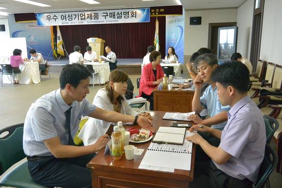 ▲ 한국중부발전 인천화력본부 강당에서 여성기업과 발전소 구매담당자간 구매상담을 하고 있다.ⓒ한국중부발전