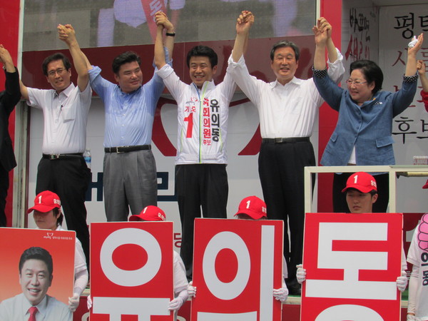 ▲ 경기 평택을 재선거에 출마한 새누리당 유의동 후보와 새정치연합 정장선 후보가 초박빙의 접전을 이어가는 가운데, 유의동 후보가 21일 평택 안중시장에서 중앙당 지원유세를 진행하고 있다. ⓒ정도원 기자