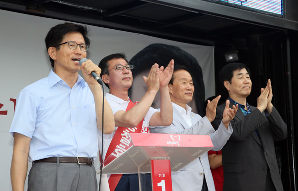 ▲ 경기 김포 보궐선거에 출마한 새누리당 홍철호 후보가 22일 김포터미널 앞에서 김문수 전 경기도지사와 함께 유세를 진행하고 있다. ⓒ홍철호 후보 선거사무소 제공
