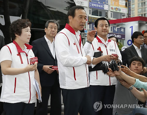 ▲ .30 재보궐선거 수원 정(영통)에 출마한 새누리당 임태희 후보가 23일 오전 수원시 영통구 선거 사무소에서 '수원 현장 최고위원회의'를 마친 뒤 자신의 교통대책인 출퇴근 이층버스를 소개하고 있다. 왼쪽부터 정미경(수원 을), 임태희(수원 정),김용남(수원 병) 후보 ⓒ연합DB