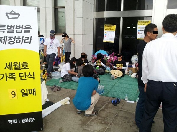 ▲ 뜨개질하는 단식농성자도 있었다ⓒ올인코리아