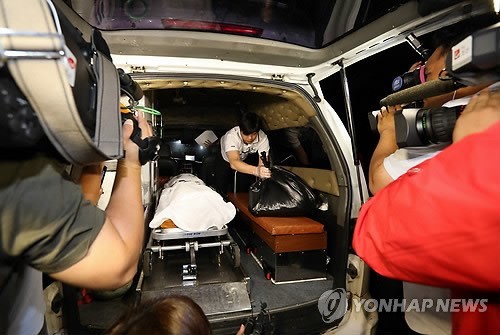 ▲ 22일 경찰이 유병언 전 세모그룹 회장으로 확인된 변사체를 전남 순천의 모 장례식장에서 서울과학수사연구소로 옮기기 위해 엠뷸런스에 옮겨 싣고 있다.  ⓒ 연합뉴스DB