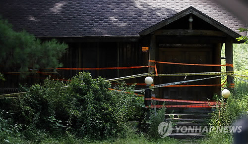 ▲ 검찰이 23일 지난 5월 25일 전남 순천 송치재 별장 수색당시 유병언 전 세모그룹회장이 2층 통나무 벽안에 숨어있었다고 뒤늦게 밝혔다. 이날 촬영한 별장의 모습.  ⓒ 연합뉴스