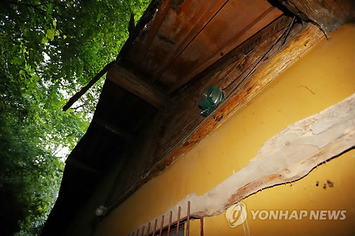 ▲ 검찰이 23일 지난 5월 25일 전남 순천 송치재 별장 수색당시 유병언 전 세모그룹회장이 2층 통나무 벽안에 숨어있었다고 뒤늦게 밝혔다. 이날 촬영한 별장 외부의 모습. 2층 지붕끝 공간에 통기구와 같은 시설이 설치된 것이 보인다.  ⓒ 연합뉴스