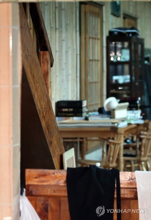 ▲ 검찰이 23일 지난 5월 25일 전남 순천 송치재 별장 수색당시 유병언 전 세모그룹회장이 2층 통나무 벽안에 숨어있었다고 뒤늦게 밝혔다. 사진은 이날 촬영한 별장 내부의 모습. 왼쪽편에 2층으로 향하는 계단이 보인다.   ⓒ 연합뉴스