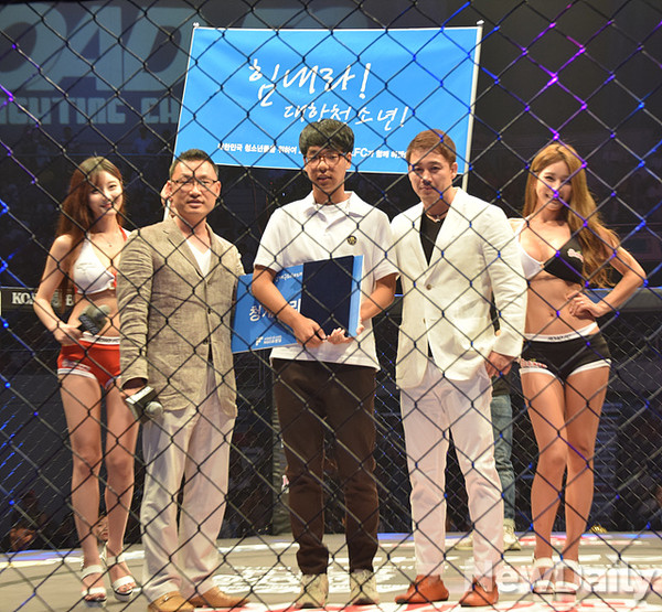 ▲ 4일 구미 박정희 체육관에서 열린 ROAD FC 016 경기 이후 프렌딩이 장학생으로 선정한 이승환 군이 장학금을 수여 받고 있다. ⓒ 뉴데일리