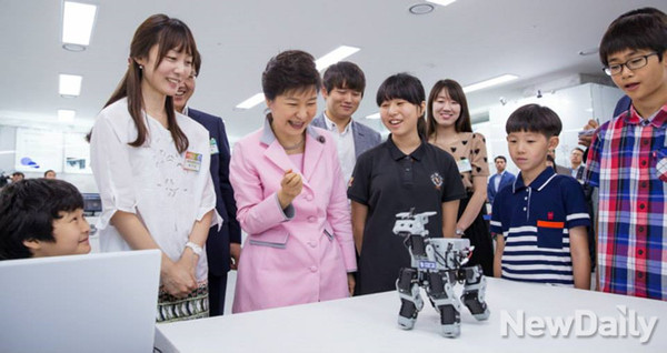 ▲ 박근혜 대통령이 소프트웨어 보고회 참석에 앞서 공공지원센터 전시장에서 초, 중학생들의 소프트웨어 로봇제어 시연을 지켜보고 있다.  ⓒ 뉴데일리(청와대 제공)