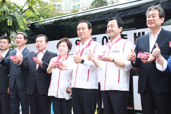 ▲ 7·30 재보궐선거 수원정 임태희 새누리당 후보는 최근 시민들의 불만이 빗발치고 있는 광역버스 입석 금지 정책에 대해 이층 버스 도입이라는 카드를 꺼내 들었다. ⓒ임태희 후보 사무실