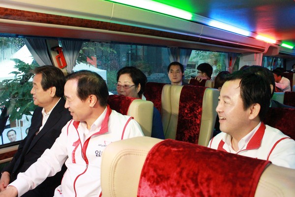 ▲ 7·30 재보궐선거 수원정 임태희 새누리당 후보는 최근 시민들의 불만이 빗발치고 있는 광역버스 입석 금지 정책에 대해 이층 버스 도입이라는 카드를 꺼내 들었다. ⓒ임태희 후보 사무실