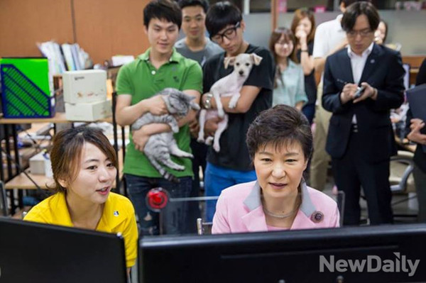 ▲ 박 대통령은 간담회를 마친 뒤 팻츠비 사무실에 들러 청와대 관저에서 키우는 진돗개인 새롬이, 희망이를 위한 사료 등을 온라인 쇼핑몰을 통해 구매했다. ⓒ 뉴데일리(청와대 제공)