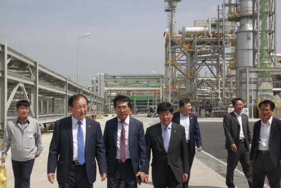 ▲ 김주하 농협은행장(맨 앞 왼쪽)이 지난 22일 울산에 위치한 산업용 가스 제조기업 '덕양'을 방문해 관계자와 함께 생산시설을 둘러보고 있다. ⓒ NH농협은행