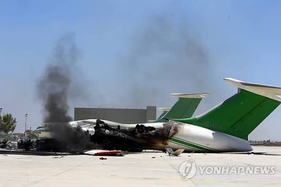 ▲ 지난 16일(현지시간) 트리폴리 공항 피격으로 비행기가 부숴지며 연기가 피어오르고 있다.