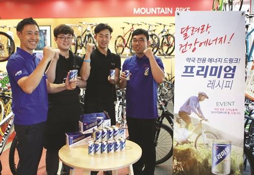 ▲ ⓒ온라인팜(파란색 유니폼) 직원들과 바이클로(검은색 유니폼) 직원들이 프로모션 기념행사를 진행하고 있다. (사진=한미약품 제공)