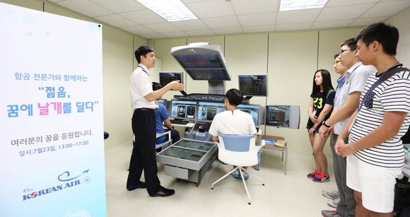 ▲ 초청된 한진그룹 임직원 자녀들이 대한항공 운항승무원과 함께 모의 비행훈련장치인 FTD(Flight Training Device)를 체험하고 있는 모습 ⓒ대한항공 제공