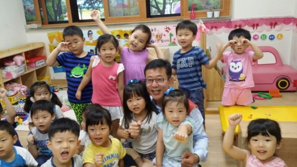 ▲ 경기 김포 보궐선거에 출마한 새누리당 홍철호 후보가 24일 오전 김포 북변동 김포시립어린이집을 찾았다. 홍철호 후보는 24일 오후 보육정책 공약 설명회를 진행할 예정이다. ⓒ홍철호 후보 선거사무소 제공