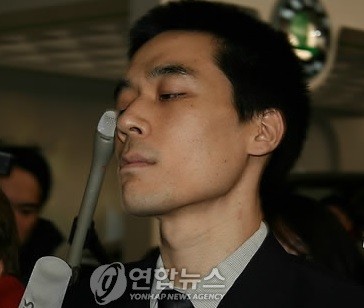 ▲ 방북 43일만에 고문을 당하고 귀환한 로버트 박이 베이징에 도착했던 모습.