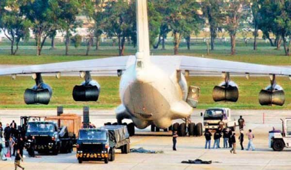 ▲ 북한에서 중동지역으로 무기를 밀수출하다 적발돼 태국에 강제착륙된 수송기. [사진: 이스라엘 하레츠 보도화면 캡쳐]