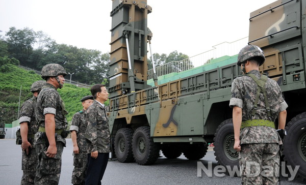 ▲ 육군 미사일사령부를 방문한 한민구 국방부 장관.ⓒ국방부