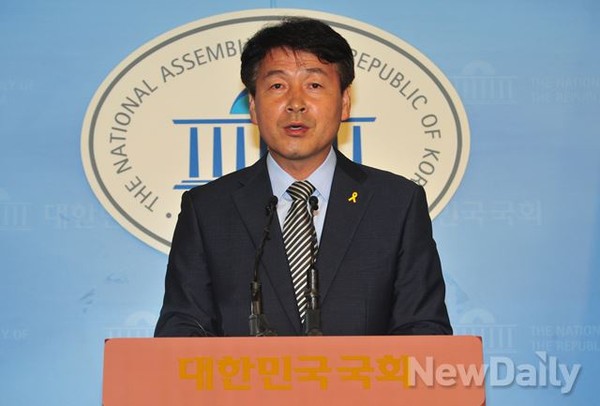 ▲ 서울 동작을에 출마한 새정치민주연합 기동민 후보가 24일 오후 국회 정론관에서 후보직 사퇴기자회견을 하고 있다.ⓒ이종현 기자