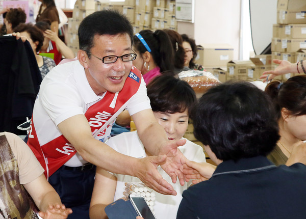 ▲ 경기 김포 보궐선거에 출마한 새누리당 홍철호 후보가 24일 김포 북변동 김포어린이집을 방문했다. 홍 후보는 24일 저녁 보육정책 설명회를 열 예정이다. ⓒ홍철호 후보 선거사무소 제공