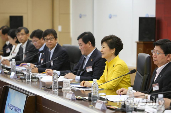 ▲ 박근혜 대통령이 24일 오전 확대경제장관회의를 주재하고 있다. ⓒ 뉴데일리(청와대 제공)