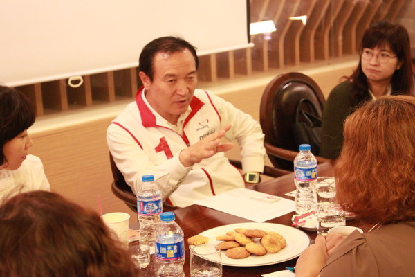 ▲ 여론조사에서 새정치 후보와 근소한 차이로 앞서고 있는 임태희 후보는 24일 오후 '공감 Young 通 기업'이라는 제목으로 수원지역 여성기업인들을 초청해 의견을 청취하는 간담회를 열어 표심확보에 나섰다. ⓒ임태희 캠프 제공