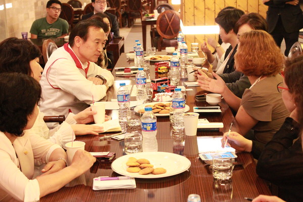 ▲ 여론조사에서 새정치 후보와 근소한 차이로 앞서고 있는 임태희 후보는 24일 오후 '공감 Young 通 기업'이라는 제목으로 수원지역 여성기업인들을 초청해 의견을 청취하는 간담회를 열어 표심확보에 나섰다. ⓒ임태희 캠프 제공