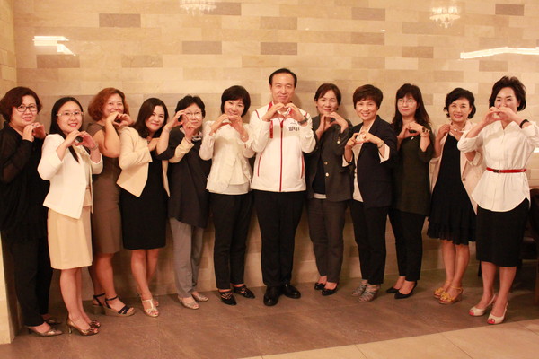 ▲ 여론조사에서 새정치 후보와 근소한 차이로 앞서고 있는 임태희 후보는 24일 오후 '공감 Young 通 기업'이라는 제목으로 수원지역 여성기업인들을 초청해 의견을 청취하는 간담회를 열어 표심확보에 나섰다. ⓒ임태희 캠프 제공