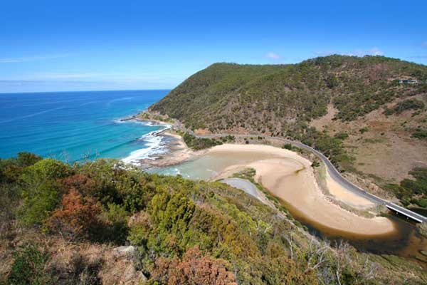 ▲ 한국인 관광객을 태운 소형버스가 운행하던 호주 빅토리아州의 관광명소 '그레이트 오션 로드'. [사진: 현지 관광업체 자료사진]