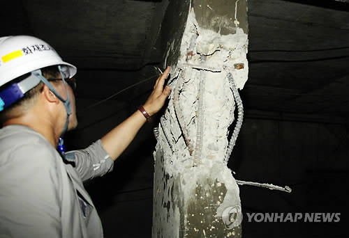 ▲ 균열과 박리현상이 발생한 광주 북구 중흥동 모 아파트 기둥.