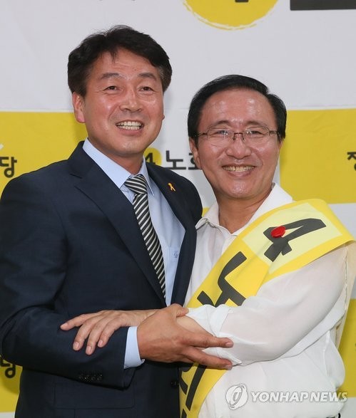 ▲ 서울 동작을 야권 단일후보가 된 정의당 노회찬 후보(오른쪽)가 24일 서울 동작구 사당동 선거사무소에서 이날 후보직을 사퇴하고 방문한 새정치민주연합 기동민 후보와 포옹하고 있다.ⓒ연합뉴스