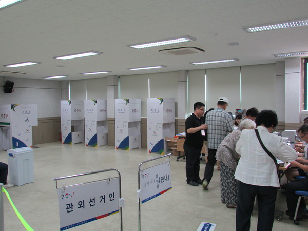 25일 오전 경기 평택을 선거구의 비전2동사무소 사전투표소에서 사전투표를 하려는 유권자들이 지문 인식 및 명부 대조를 하고 있다. ⓒ정도원 기자