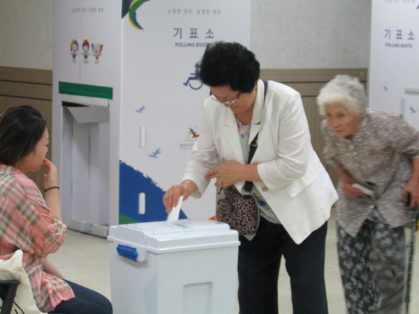 25일 오전, 경기 평택시 비전2동사무소에 설치된 사전투표소를 찾은 유권자가 평택을 국회의원 재선거에 한 표를 행사하고 있다. ⓒ정도원 기자