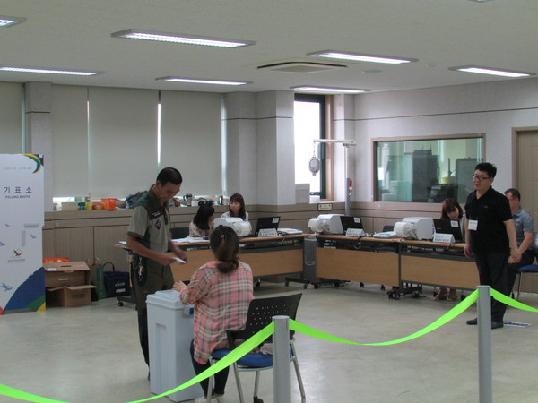 ▲ 25일 오전, 경기 평택 비전2동사무소에 설치된 사전투표소를 찾은 유권자가 사전투표를 하고 있다. ⓒ정도원 기자